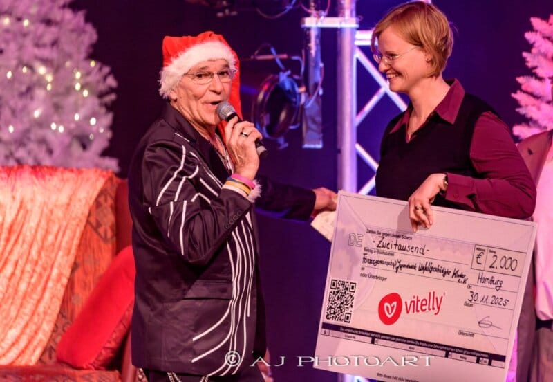 1. Karin Heidmann, Gründerin Von Vitelly Und Peter Sebastian Schlagersänger Und Musikproduzent Bei Der Scheckübergabe 1. Karin Heidmann, Gründerin Von Vitelly Und Peter Sebastian Schlagersänger Und Musikproduzent Bei Der Scheckübergabe