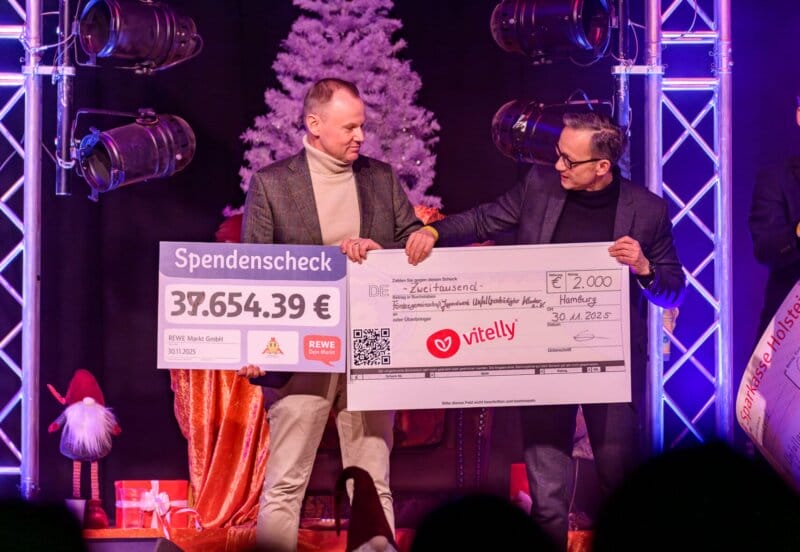 2. Andy Grote (spd) Innensenator Von Hamburg Und Falk Schnabel Polizeipräsident Von Hamburg Halten Den Scheck Der Firma Vitelly 2. Andy Grote (spd) Innensenator Von Hamburg Und Falk Schnabel Polizeipräsident Von Hamburg Halten Den Scheck Der Firma Vitelly