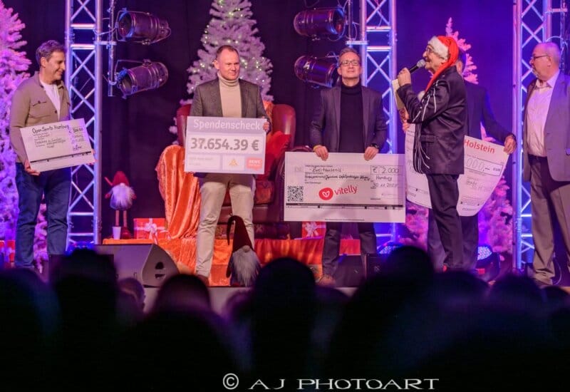 3. Andy Grote (spd) Innensenator Von Hamburg Und Falk Schnabel Polizeipräsident Von Hamburg Halten Den Scheck Der Firma Vitelly 3. Andy Grote (spd) Innensenator Von Hamburg Und Falk Schnabel Polizeipräsident Von Hamburg Halten Den Scheck Der Firma Vitelly