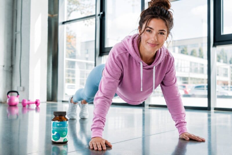 Magnesium Komplex Steht Neben Einer Frau Beim Sport Magnesium Komplex Steht Neben Einer Frau Beim Sport