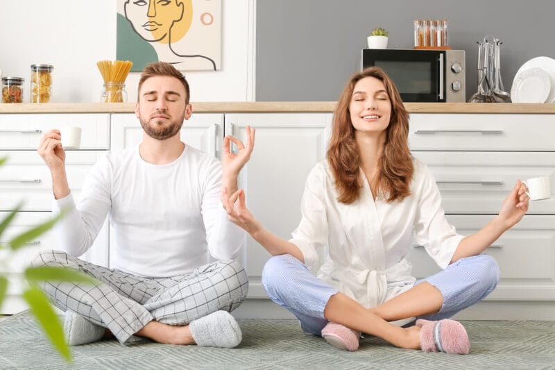Paar meditiert reduziert den Stress