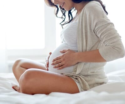 Pregnancy,,rest,,people,and,expectation,concept, ,close,up,of Zink schützt die Eizellen & Spermien vor oxidativen Stress
